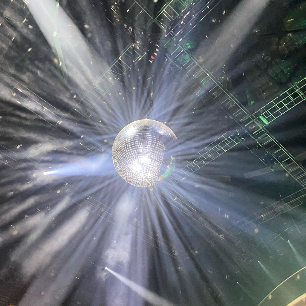 A vida é como uma bola de&nbsp;espelhos.