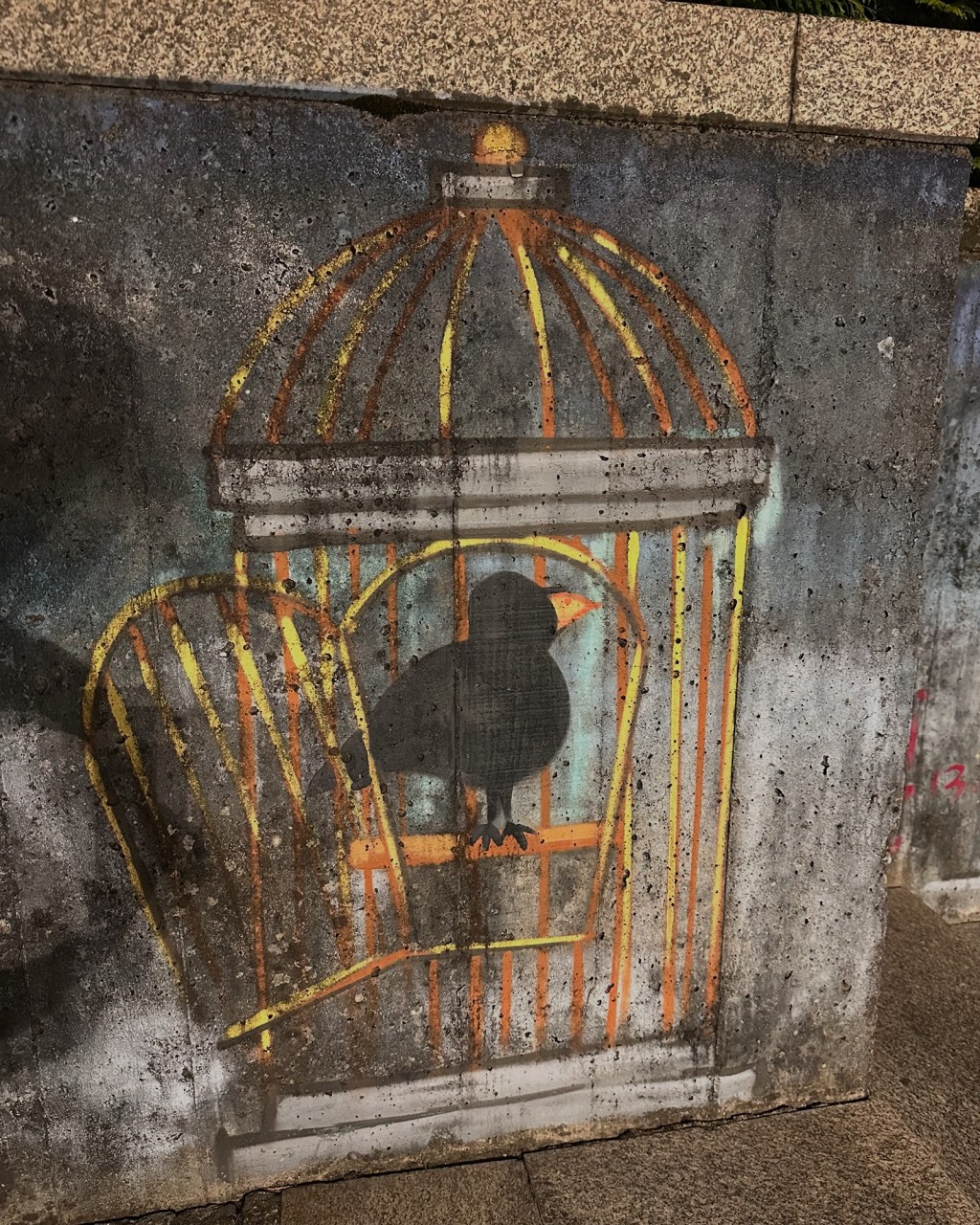 A porta está aberta… mas o pássaro continua lá&nbsp;dentro.